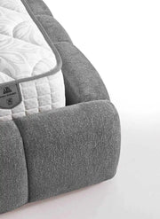LA BASE GRIS PREMIUM 160X200 COMBINA ELEGANCIA MODERNA CON CONFORT EXCEPCIONAL. SU DISEÑO NUBOSO TAPIZADO Y AMPLIO . INCLUYE CANAPÉ Y SIN COLCHÓN