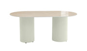 LA MESA DE COMEDOR KEYSHA PRESENTA UN DISEÑO BEIGE CON UNA CUBIERTA DE CERÁMICA TRAVERTINO BRILLANTE, COMBINANDO ESTILO MODERNO Y DURABILIDAD. 180X90X75CM