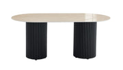 LA MESA DE COMEDOR KEYSHA CUENTA CON UNA BASE DE METAL NEGRO Y UNA CUBIERTA DE CERÁMICA DE TRAVERTINO BRILLANTE, COMBINANDO DISEÑO MODERNO Y DURABILIDAD. 180X90X75CM