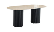LA MESA DE COMEDOR KEYSHA CUENTA CON UNA BASE DE METAL NEGRO Y UNA CUBIERTA DE CERÁMICA DE TRAVERTINO BRILLANTE, COMBINANDO DISEÑO MODERNO Y DURABILIDAD. 180X90X75CM
