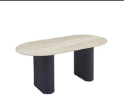 LA MESA DE COMEDOR ROXY CUENTA CON UNA BASE DE METAL NEGRO Y UNA CUBIERTA CERÁMICA CON EFECTO TRAVERTINO, COMBINANDO ESTILO MODERNO Y DURABILIDAD, CON MEDIDAS DE 180X90X75CM