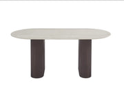 La mesa de comedor ROXY cuenta con una base de metal efecto nogal y una tapa de cerámica de travertino mate que combina elegancia moderna y durabilidad. Medidas: 180x90x75cm.