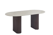 La mesa de comedor ROXY cuenta con una base de metal efecto nogal y una tapa de cerámica de travertino mate que combina elegancia moderna y durabilidad. Medidas: 180x90x75cm.