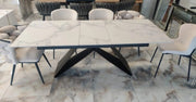AMPLIABLE 160/200X90CM CON TAPA DE MÁRMOL BLANCO Y PATAS DE METAL NEGRO.