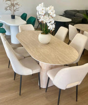 LA MESA DE COMEDOR ROXY DE 180X90 CM CUENTA CON UNA TAPA CON EFECTO TRAVERTINO MATE Y PATAS A JUEGO.