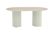 La mesa de comedor KEYSHA de 180x90cm cuenta con una superficie con efecto travertino y patas de base beige.