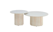 LA MESA DE CENTRO BAIETA 80+60 CM CUENTA CON UNA BASE CON EFECTO TRAVERTINO Y UNA CUBIERTA CERÁMICA CON EFECTO MÁRMOL BLANCO.