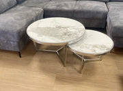 LA MESA DE CENTRO MIAMI CUENTA CON UNA CUBIERTA DE CERÁMICA CON EFECTO MÁRMOL GRIS Y PATAS PLATEADAS.