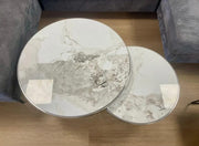 LA MESA DE CENTRO MIAMI CUENTA CON UNA CUBIERTA DE CERÁMICA CON EFECTO MÁRMOL GRIS Y PATAS PLATEADAS.