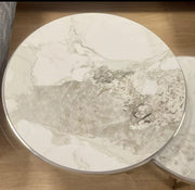 LA MESA DE CENTRO MIAMI CUENTA CON UNA CUBIERTA DE CERÁMICA CON EFECTO MÁRMOL GRIS Y PATAS PLATEADAS.