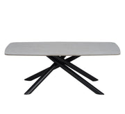 LA MESA DE CENTRO NYSA DE 120X70X45CM PRESENTA UNA TAPA DE CERÁMICA BLANCA CON EFECTO TRAVERTINO Y PATAS DE METAL NEGRO.