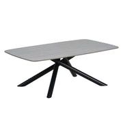 LA MESA DE CENTRO NYSA DE 120X70X45CM PRESENTA UNA TAPA DE CERÁMICA BLANCA CON EFECTO TRAVERTINO Y PATAS DE METAL NEGRO.