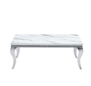 MESA DE CENTRO BAROQUE DE 120X60X45CM CUENTA CON UNA TAPA DE MÁRMOL BLANCO Y PATAS PLATEADAS.