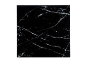 LA MESA DE CENTRO ALINA DE 80X80X45 CM CUENTA CON UNA TAPA DE CRISTAL EFECTO MÁRMOL NEGRO CON PATAS ALINA DORADAS.