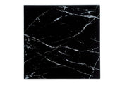 LA MESA DE CENTRO ALINA DE 80X80X45CM CUENTA CON UNA TAPA DE CRISTAL EFECTO MÁRMOL NEGRO CON PATAS PLATEADAS ESTILO ALINA.