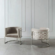 SILLÓN MOKA CON MOTIVO DE NIDO DE ABEJA PLATEADO Y ACERO INOXIDABLE