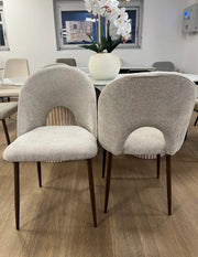 SILLÓN TEDDY CON PATAS DE NOGAL Y ASIENTO MARRÓN GLASEADO.