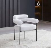 SILLÓN BULLE EN TELA SARGADA GRIS CON PATAS DE METAL NEGRO.