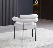 SILLÓN BULLE EN TELA SARGADA GRIS CON PATAS DE METAL NEGRO.