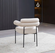 SILLÓN BULLE EN TERCIOPELO BEIGE CON PATAS DE METAL NEGRO.