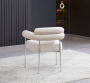SILLÓN BULLE EN TERCIOPELO BEIGE CON PATAS PLATEADAS.