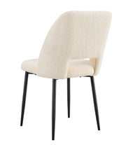 SILLA AVA CON PATAS DE METAL NEGRO EN TELA TEDDY BEIGE. CON MEDIDAS DE 50X45X81,5CM