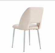 SILLAS AVA CON PATAS PLATEADAS EN TERCIOPELO BEIGE.