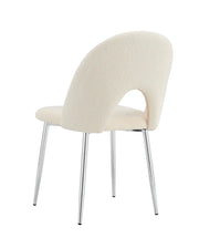 SILLAS TEDDY EN TELA TEDDY BEIGE CON PATAS PLATEADAS.