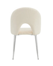 SILLAS TEDDY EN TELA TEDDY BEIGE CON PATAS PLATEADAS.