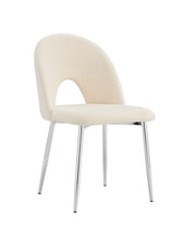 SILLAS TEDDY EN TELA TEDDY BEIGE CON PATAS PLATEADAS.
