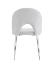SILLAS DE TERCIOPELO SINTÉTICO GRIS CLARO CON PATAS PLATEADAS.