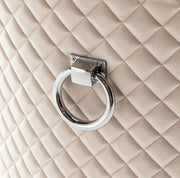 SILLÓN ANILLO ACOLCHADO EN TERCIOPELO BEIGE Y PATAS PLATEADAS.