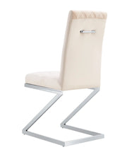 SILLAS ACOLCHADAS COCOMAT EN TERCIOPELO BEIGE CON PATAS PLATEADAS. 41X42X108CM