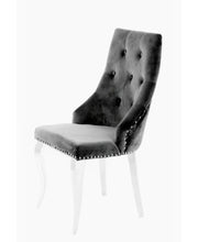 SILLA TAPIZADA CON DETALLE DE CABEZA DE LEÓN EN TERCIOPELO ANTRACITA GRIS OSCURO.