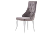 SILLÓN TAPIZADO CON DETALLES DE CABEZA DE LEÓN CON TERCIOPELO MOCHA CON PATAS PLATEADAS.