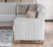 MODERN L-SHAPED SOFA IN BEIGE VELVET WITH CUSHIONED SEATING , MATCHING PILLOWS. MEDIDAS-220X270X90CM